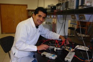 Luis, trabajando en su laboratorio de la DMAp