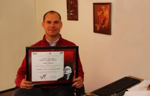 El Dr. Francisco Cervantes con el Premio otorgado por el Gobierno del Distrito Federal